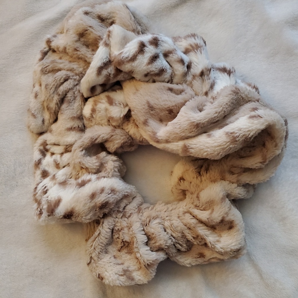 Tourance  Leopard Print Ruffle Scarf
